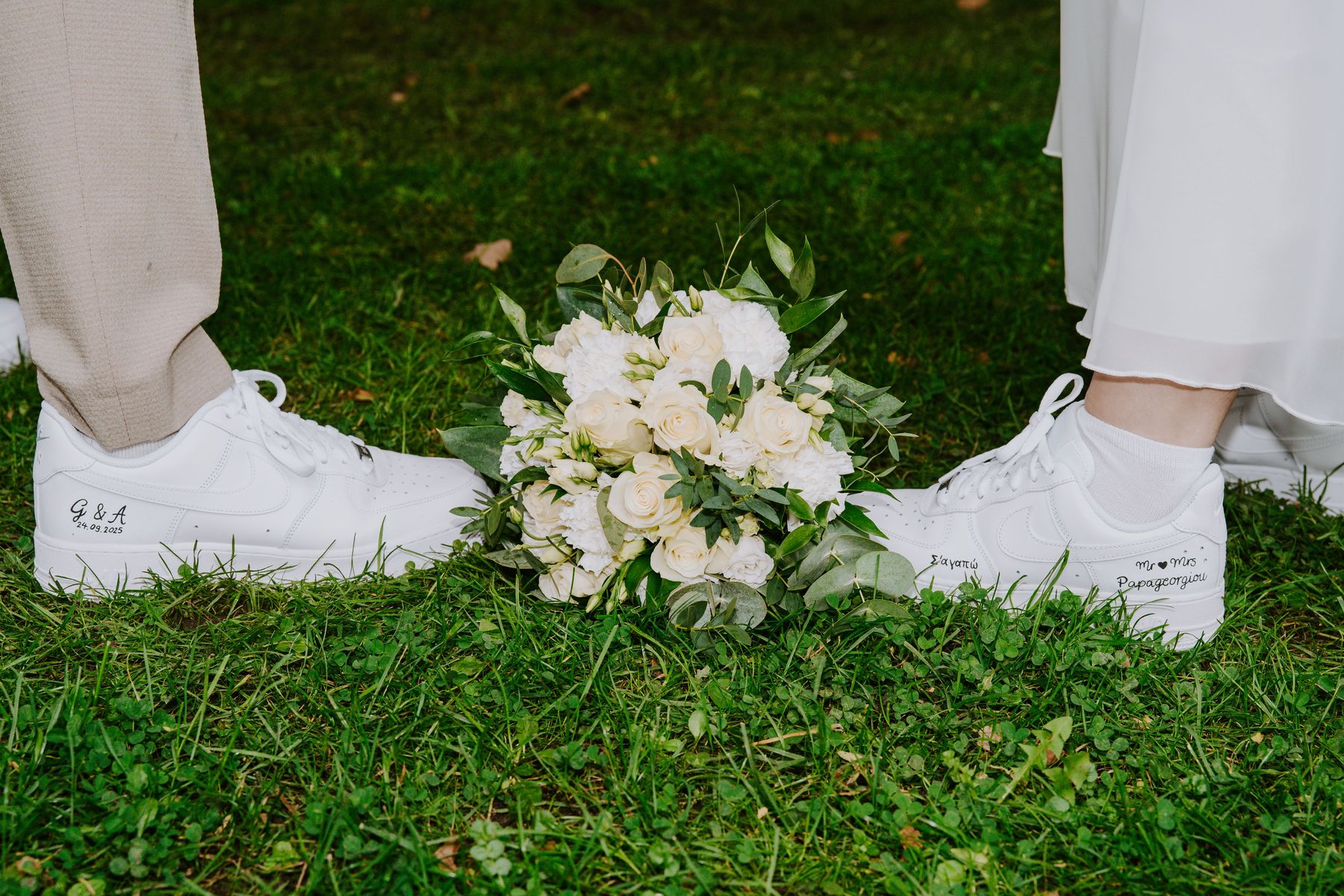 Personalisierte weiße Hochzeitssneaker mit Namen, Datum und Mr & Mrs