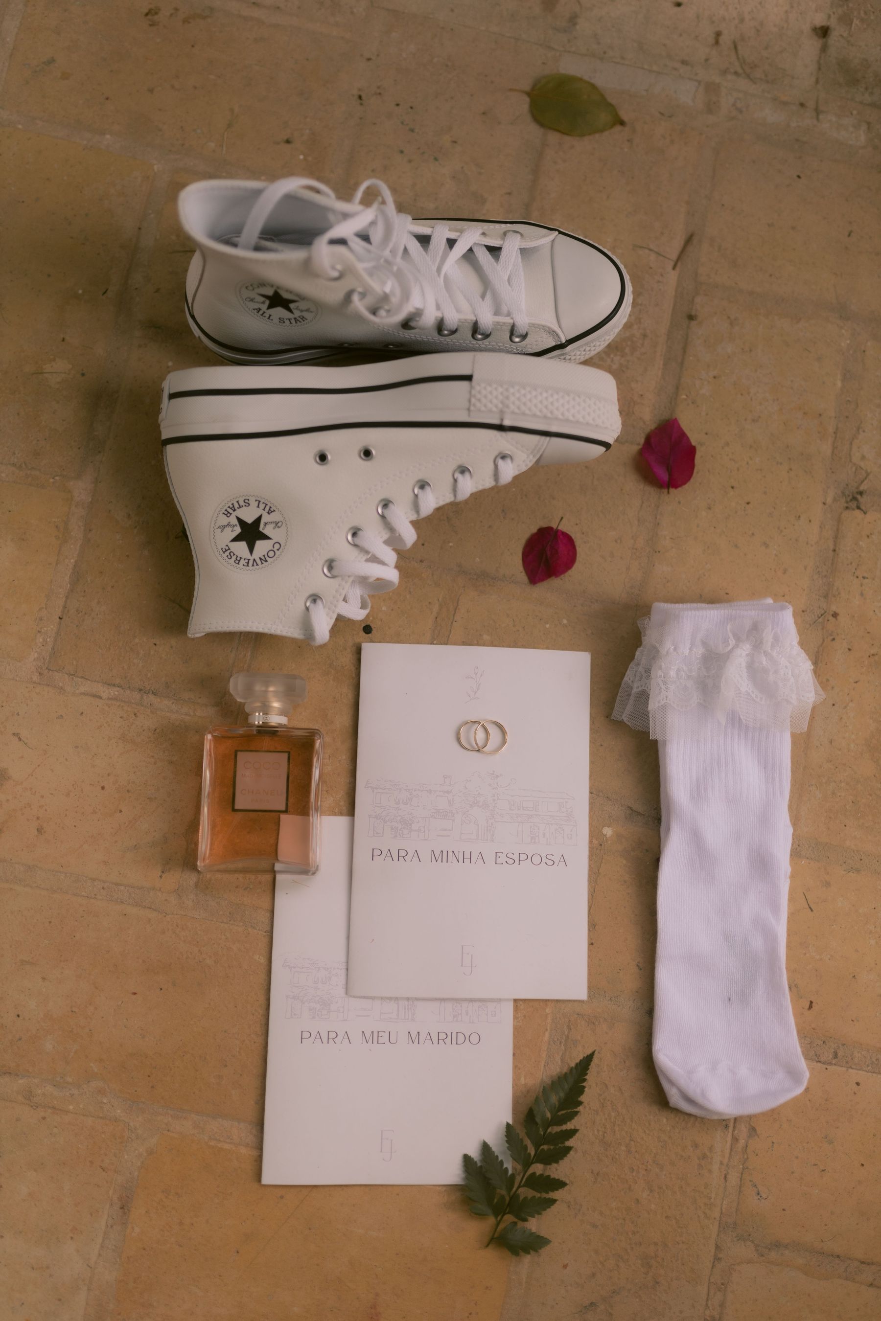 Bedruckte Hochzeitssneaker Flatlay mit Eheringen, Converse und Parfum